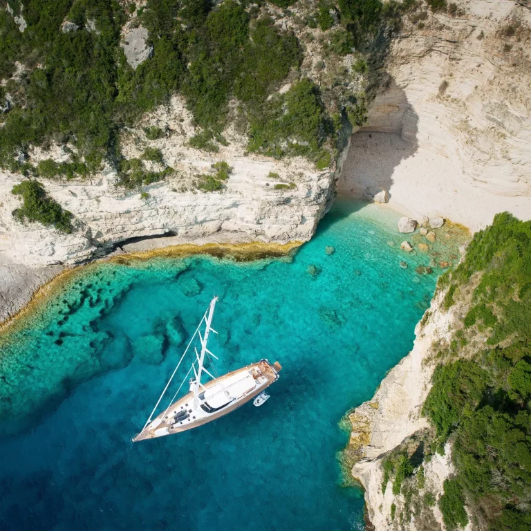 Yacht i fantastisk vik av rena grekiska havet