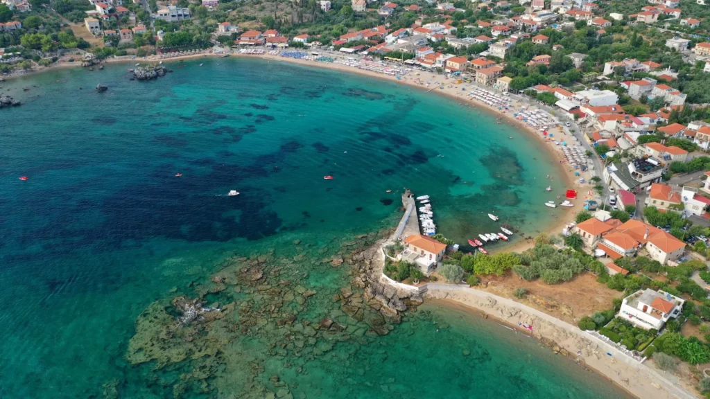 Ilmasta otettu panoraamakuva Stoupan maalauksellisesta kylästä ja hiekkarannasta Messinian Manin sydämessä, Peloponnesoksella, Kreikassa.