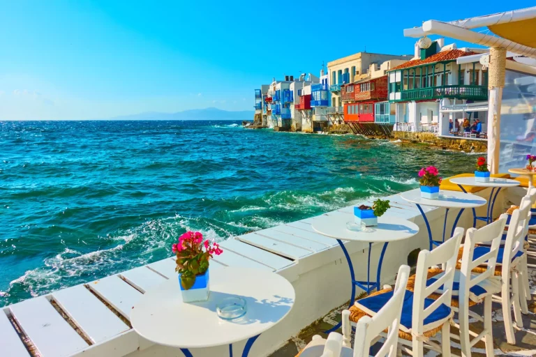 Lille café ved havet i Mykonos