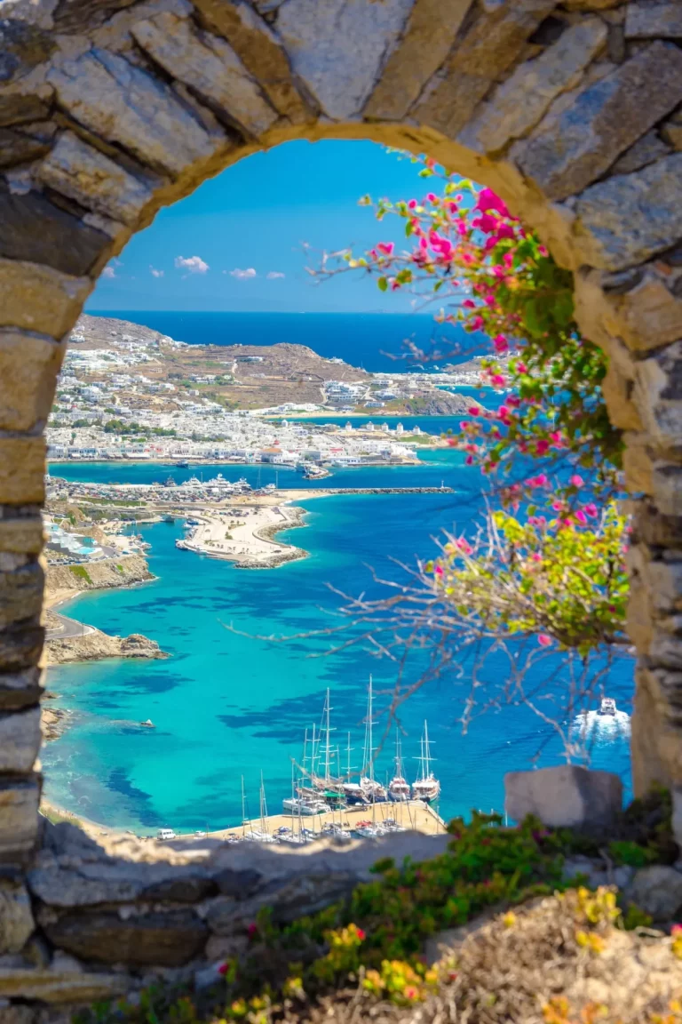 Puerto de Mykonos con barcos y molinos de viento, islas Cícladas, Grecia