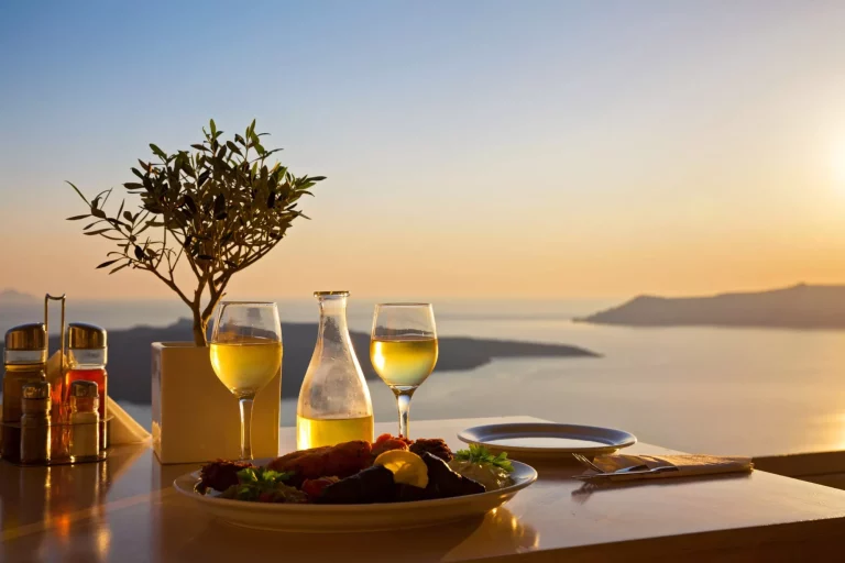 Tavolo romantico per due sull'isola di Santorin